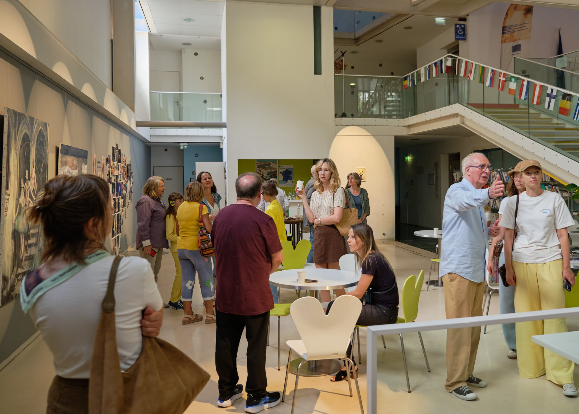 Ambiance du vernissage dans le hall de la Maison de l'Europe