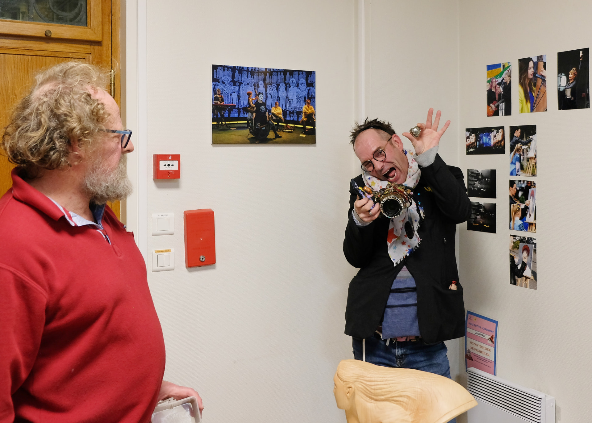 Photographe en action pendant le vernissage