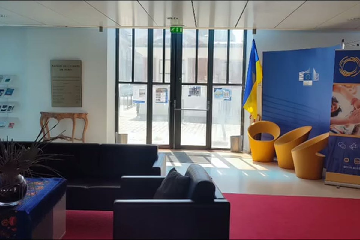 Le hall de la Maison de l'Europe de Paris pendant l'exposition