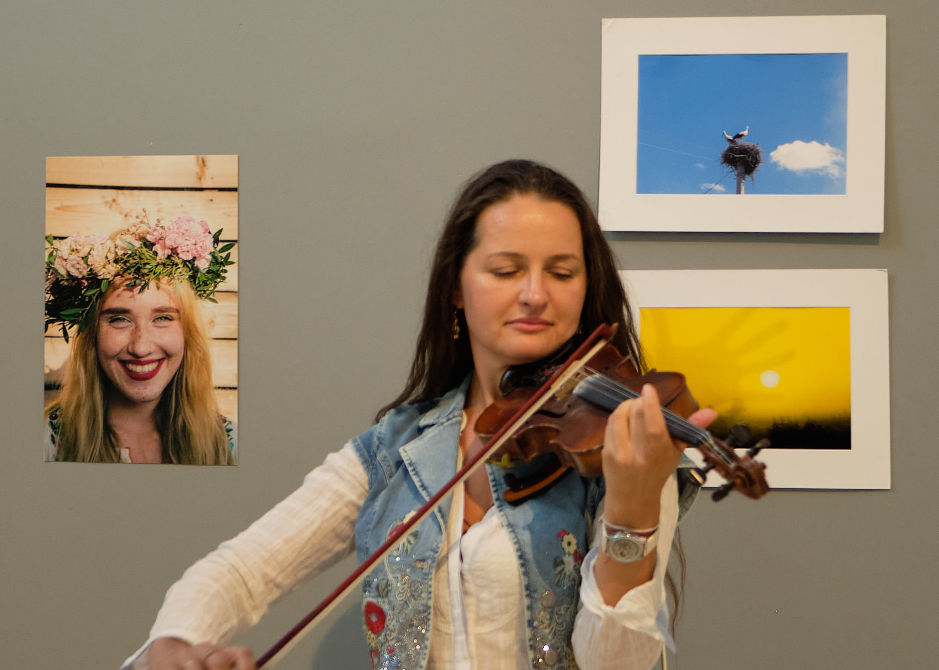 Violoniste devant le mur d'images d'Alain Genest