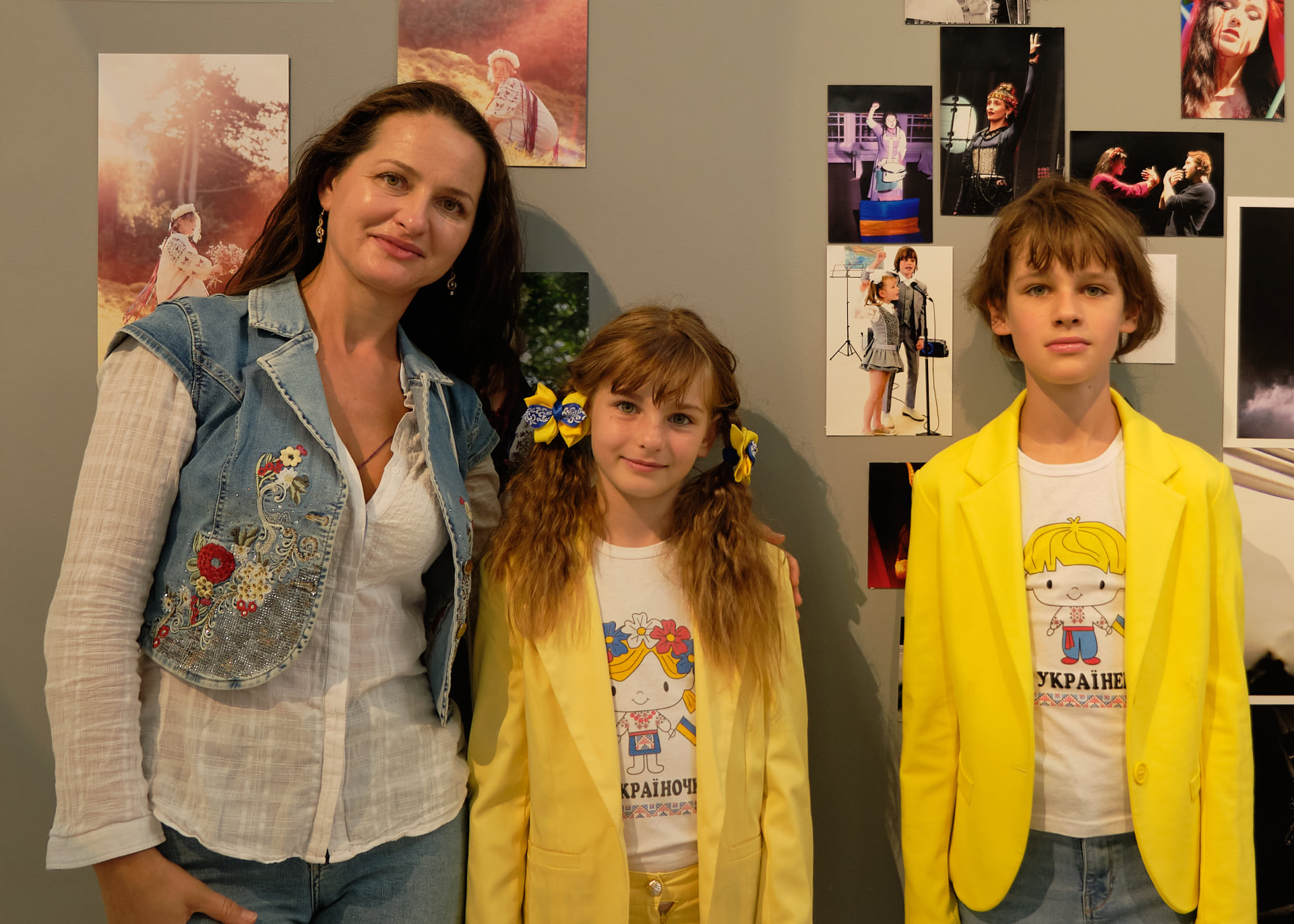 Famille ukrainienne posant devant les œuvres