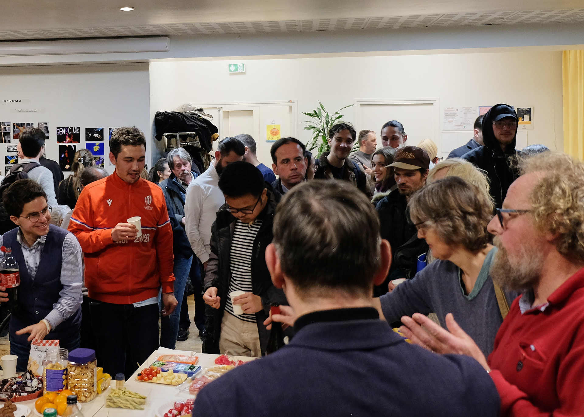 Ambiance conviviale pendant le vernissage