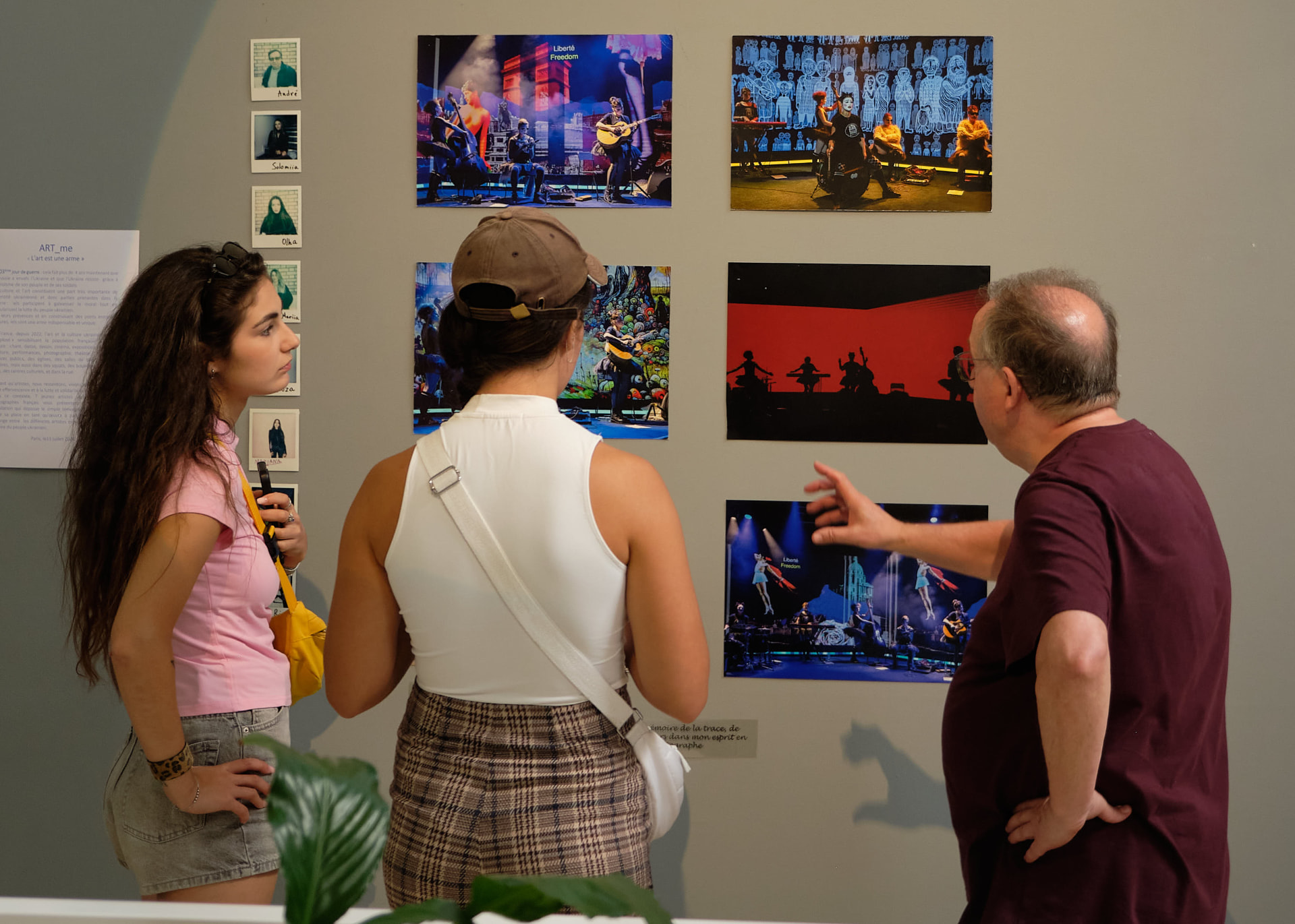 Discussion devant les photographies et œuvres de l'exposition