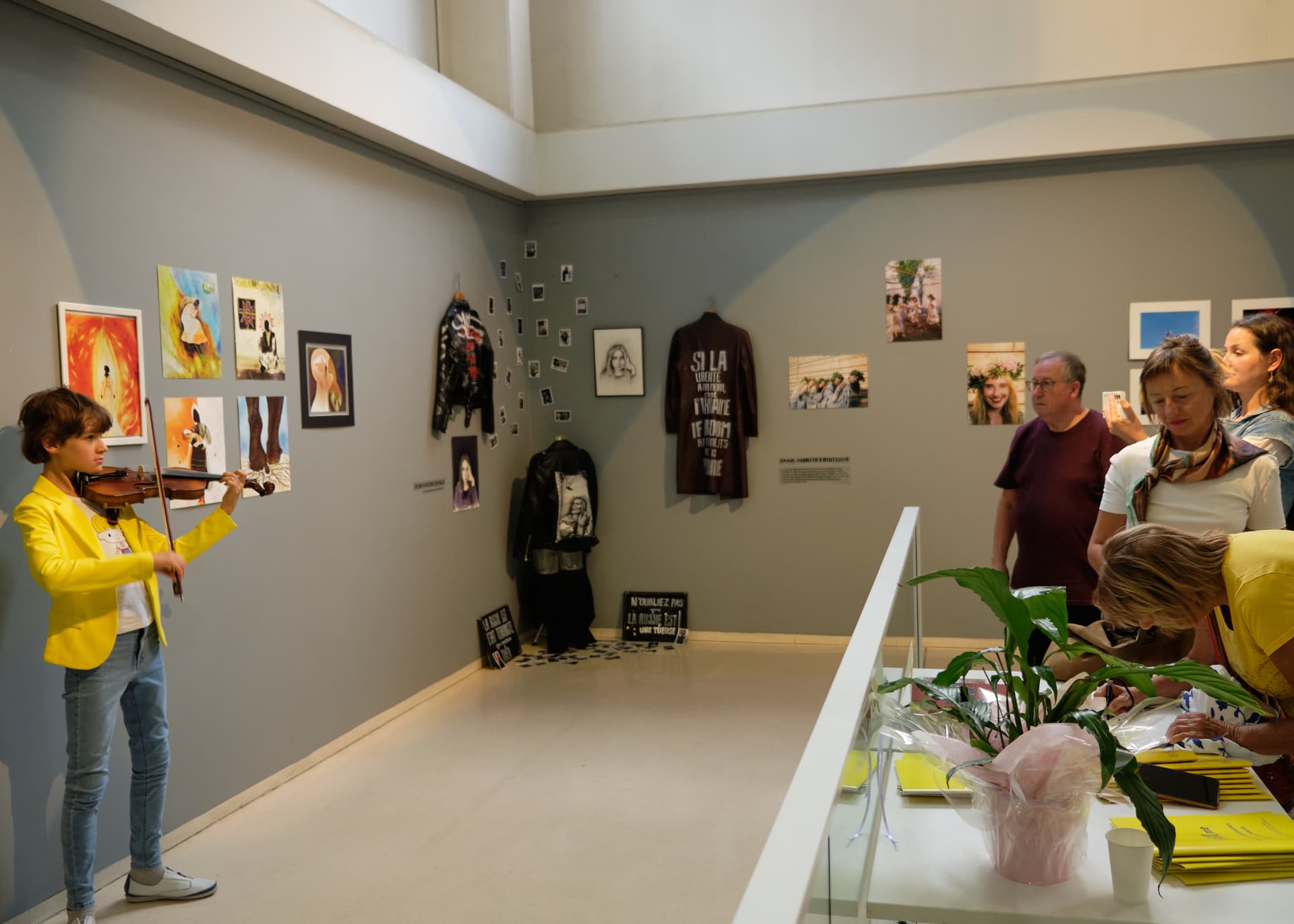 Salle du vernissage ART_ME 2026, violoniste et visiteurs