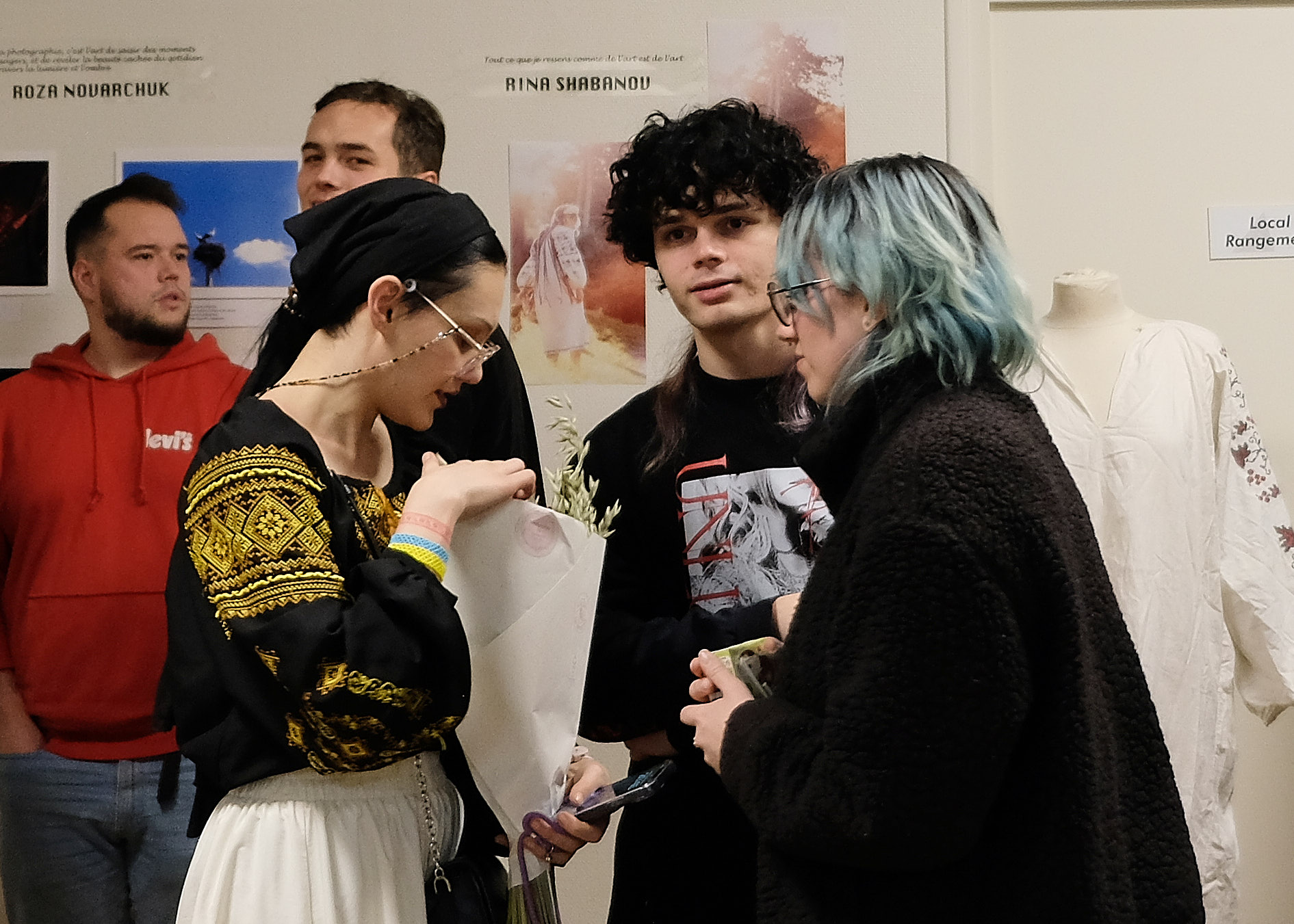 Roza Novarchuk et Rina Shabanov devant leurs photographies