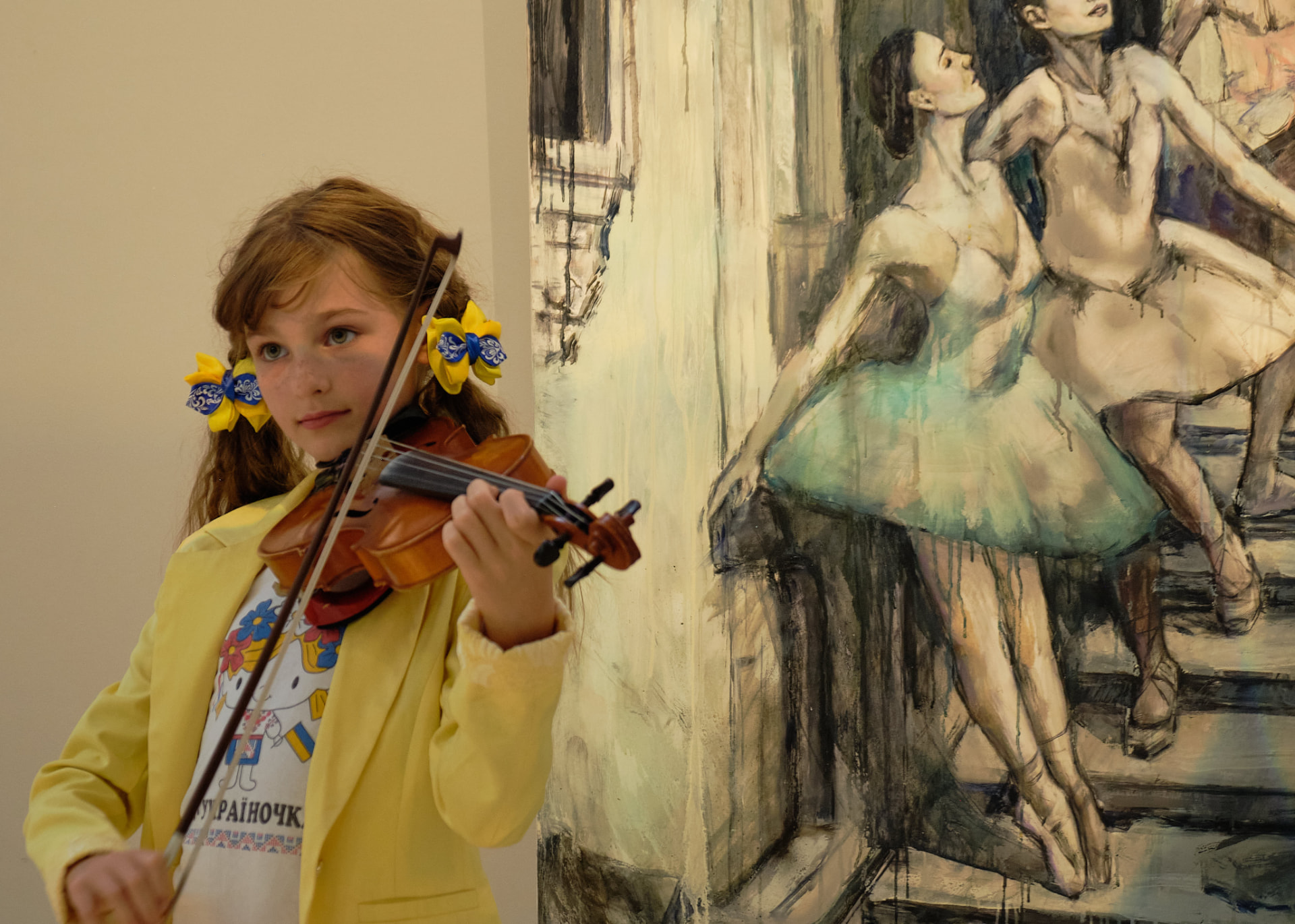 Portrait d'une jeune violoniste au vernissage