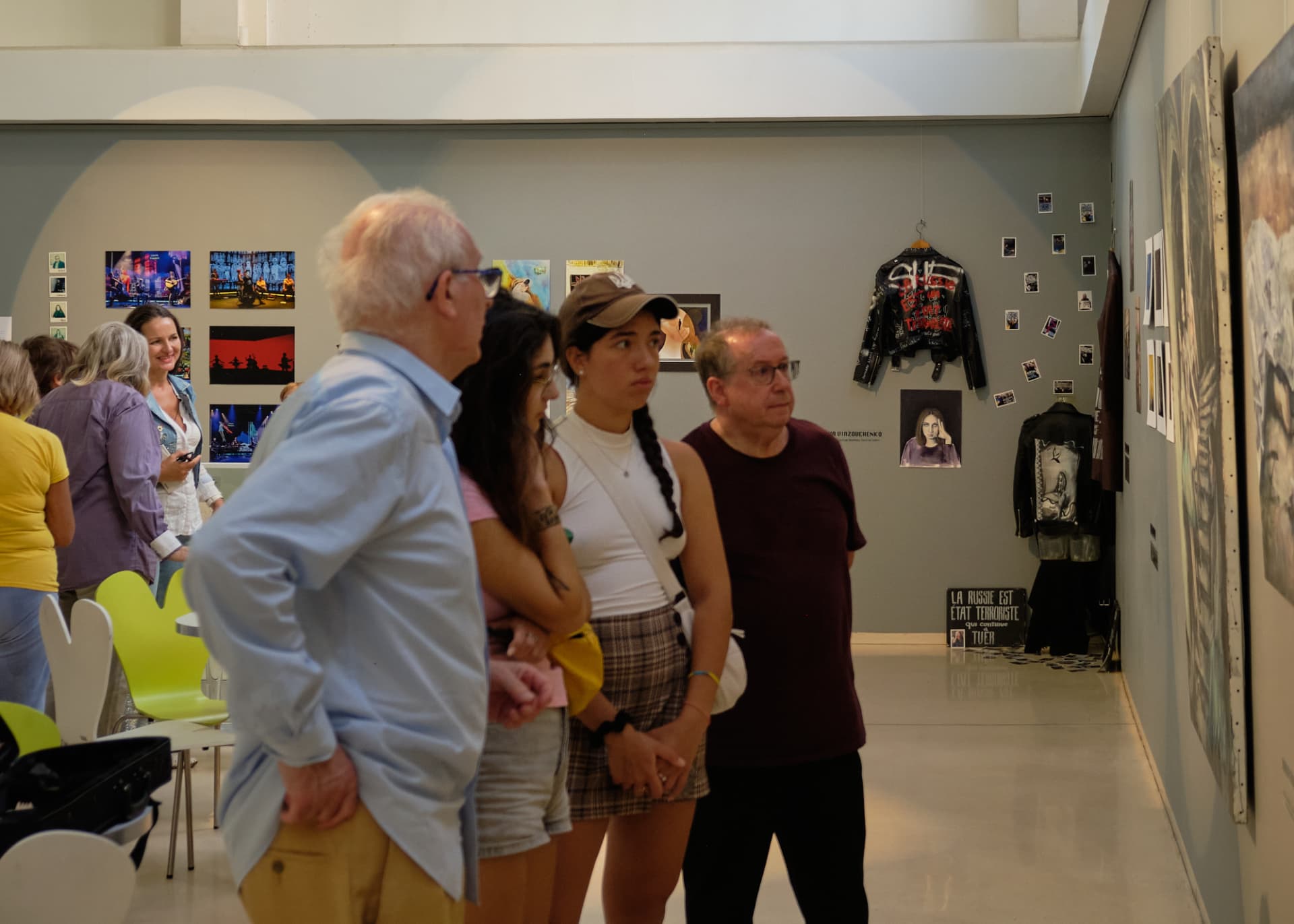 Public observant les œuvres de l'installation ART_ME 2026