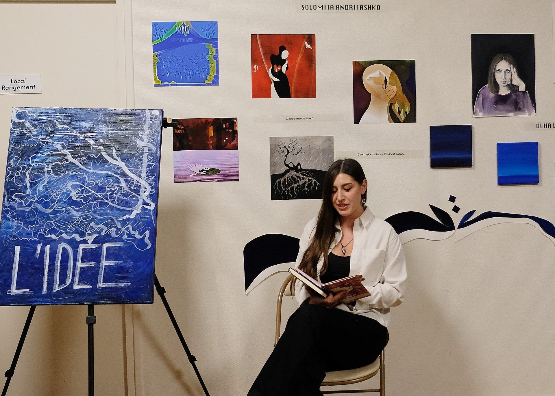 Lecture et performance devant l'accrochage