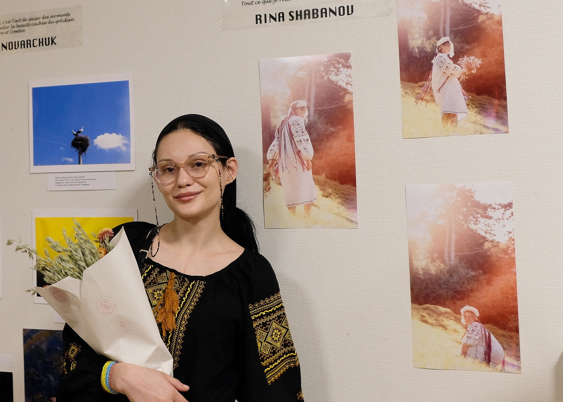 Rina Shabanov avec ses photographies