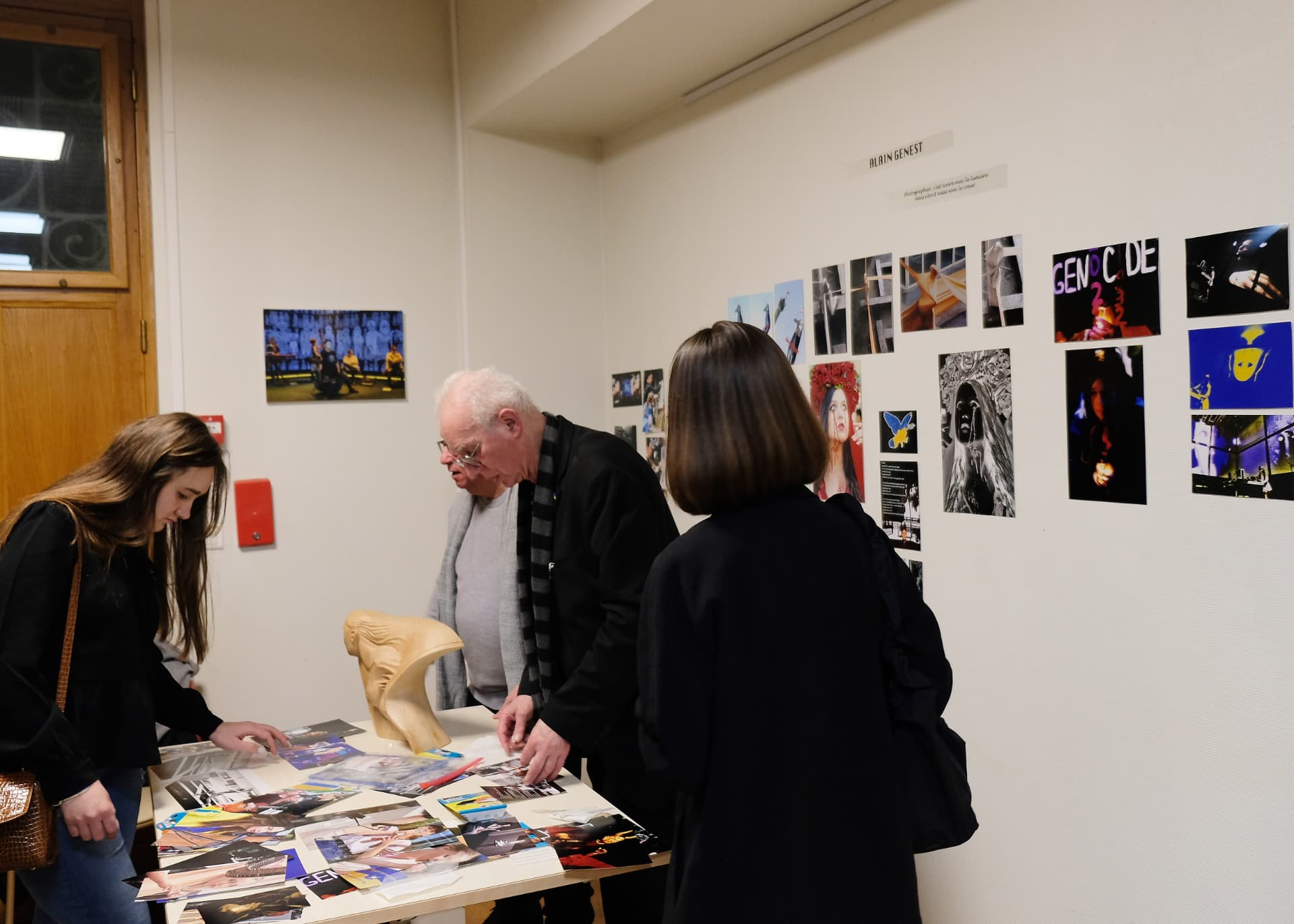 Visiteurs devant les photographies d'Alain Genest