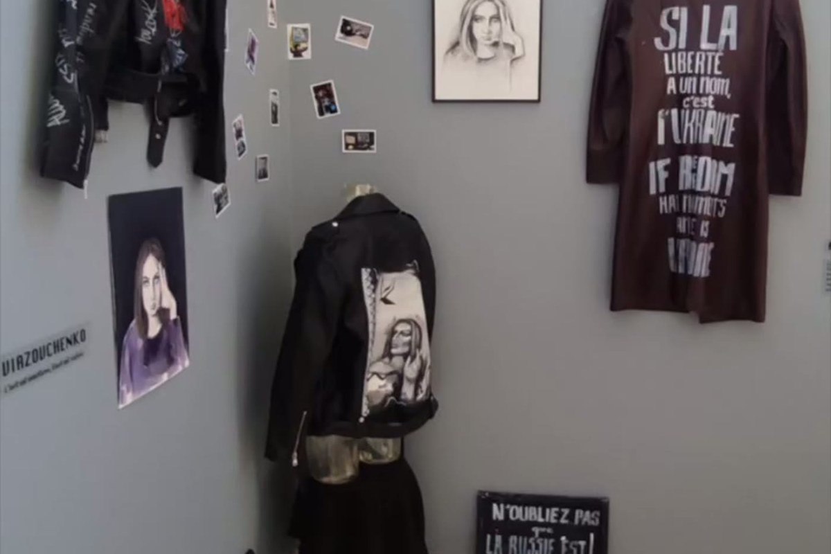 Installation textile : vestes et vêtements sérigraphiés