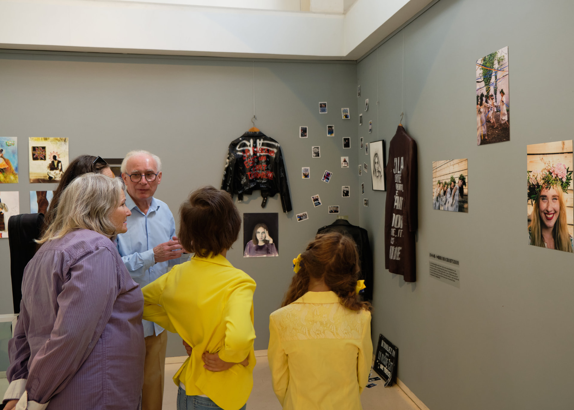 Visiteurs devant les accrochages du vernissage 2026
