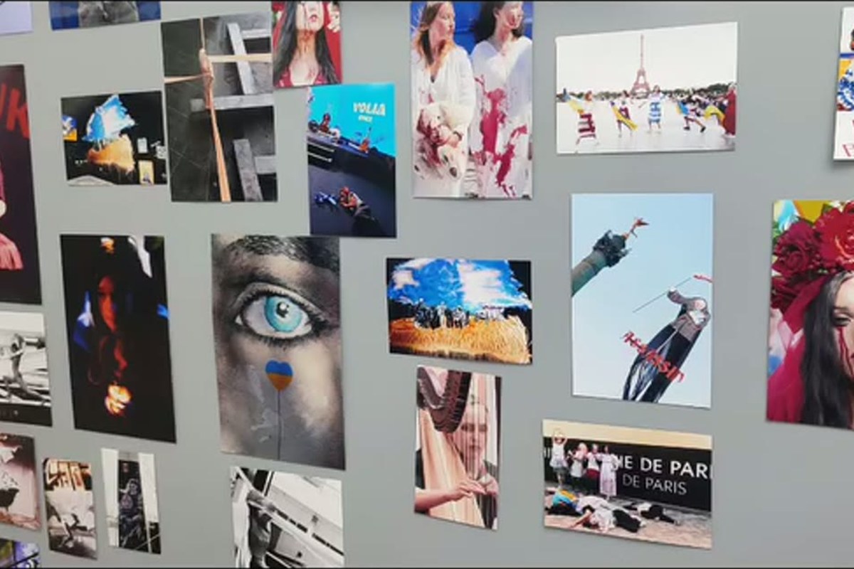 Mur collage : portraits, drapeaux et fragments