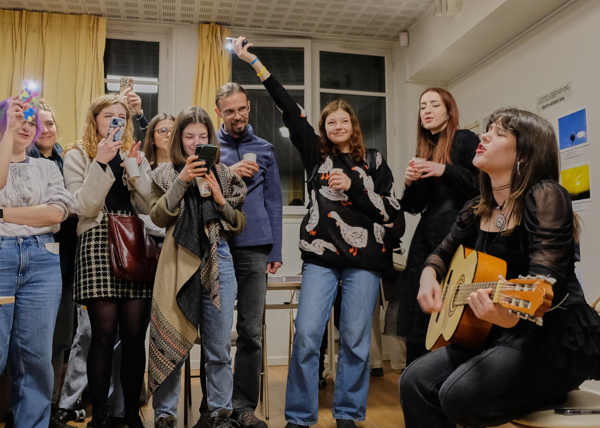 Chants et guitare pour clore le vernissage