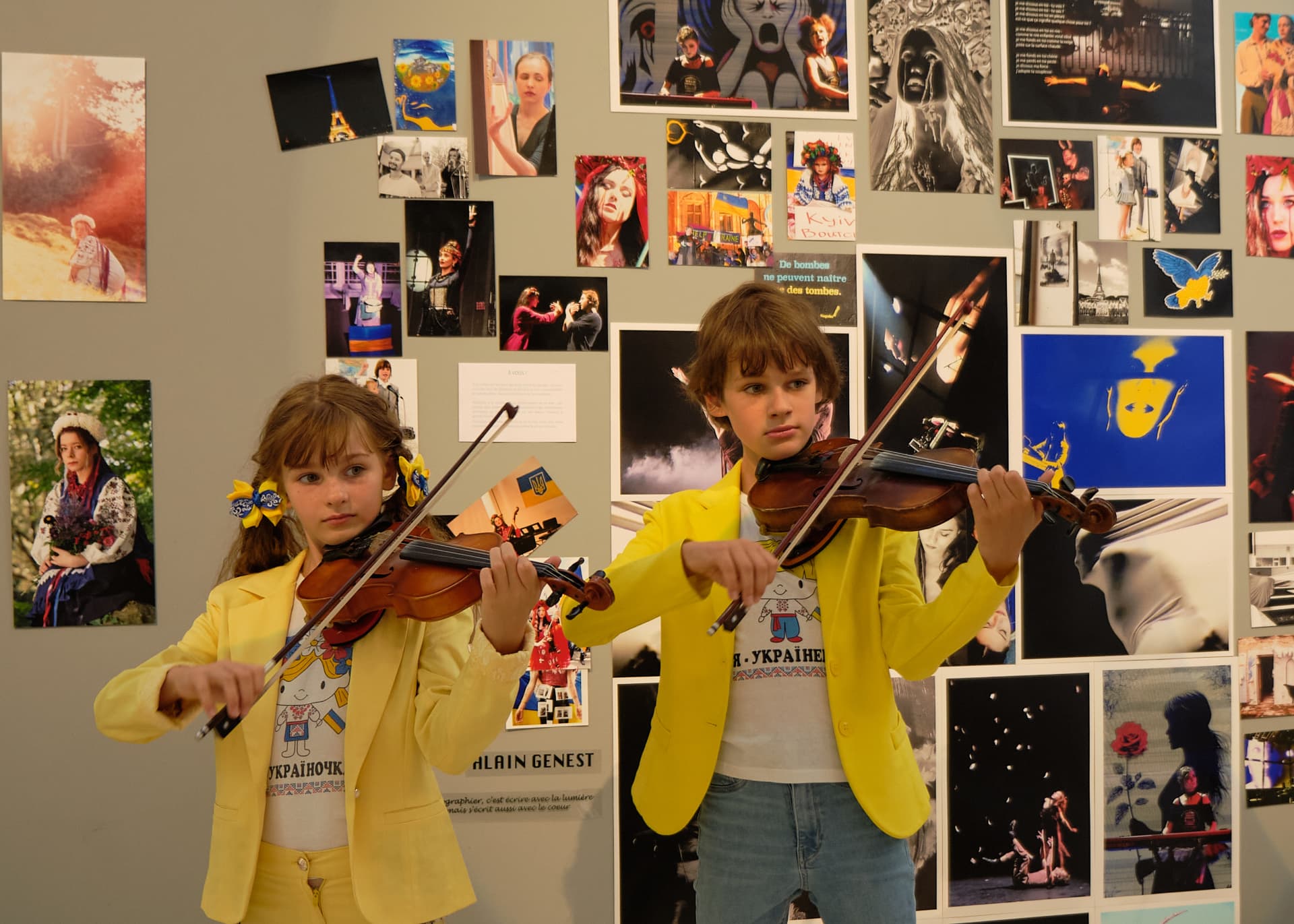 Deux jeunes musiciens devant le mur photographique