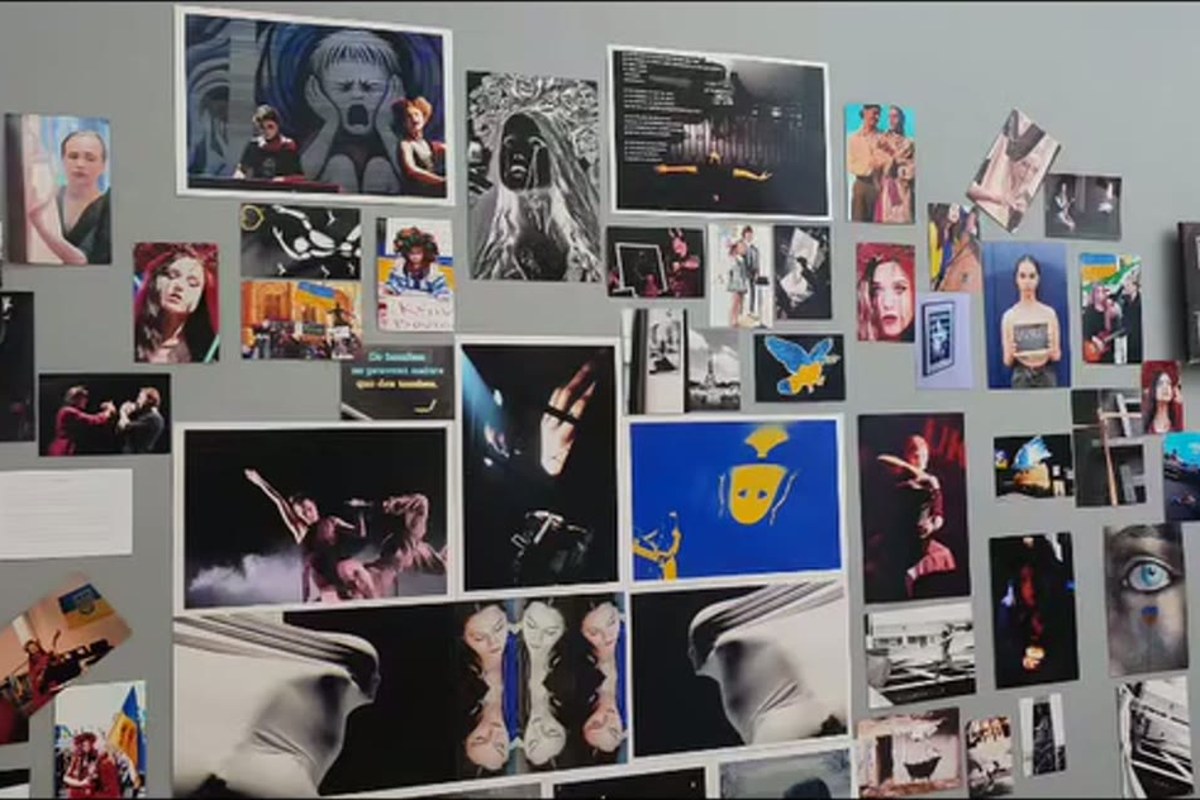 Mur de photographies de l'installation ART_me