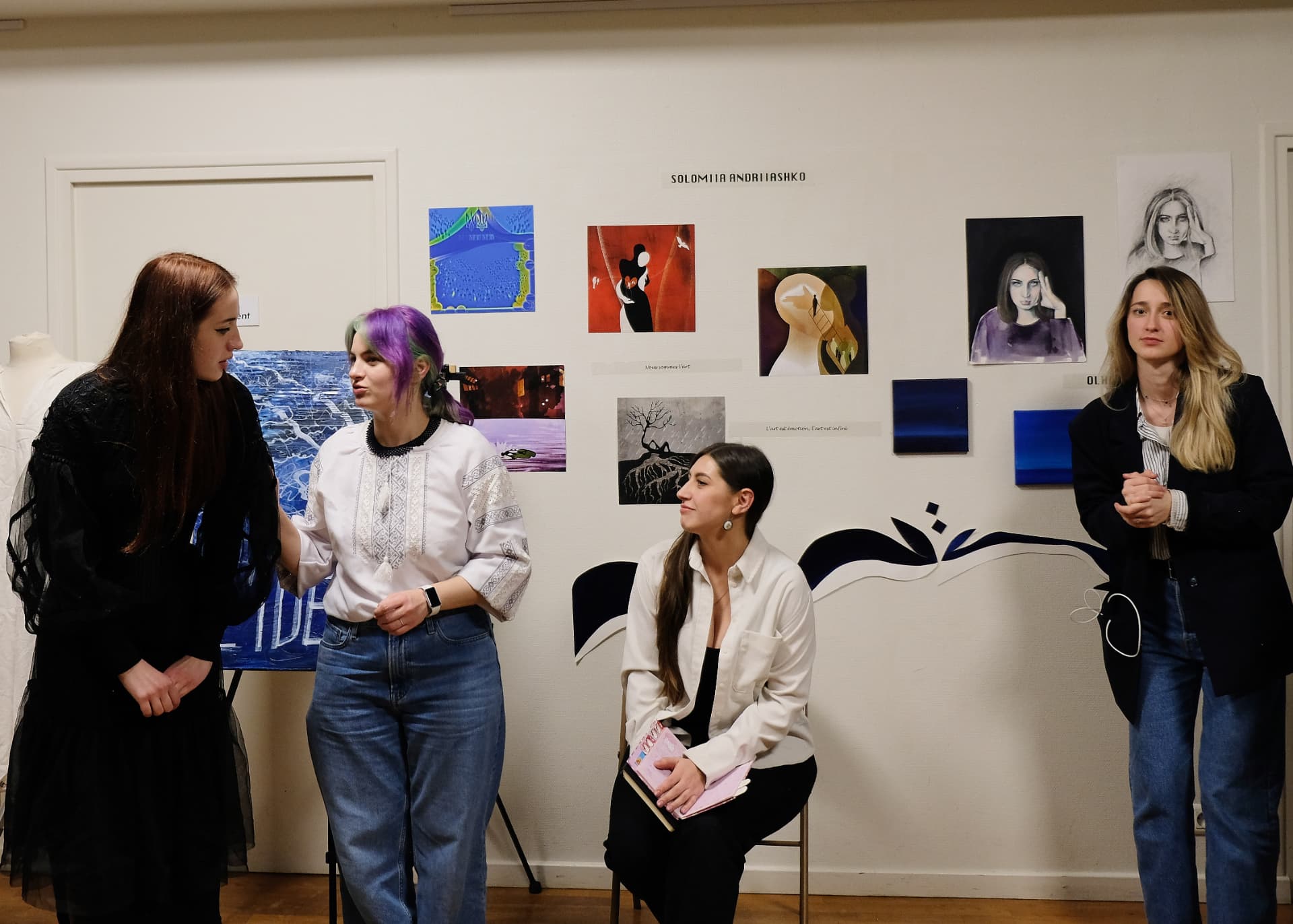 Les artistes et visiteurs lors du vernissage