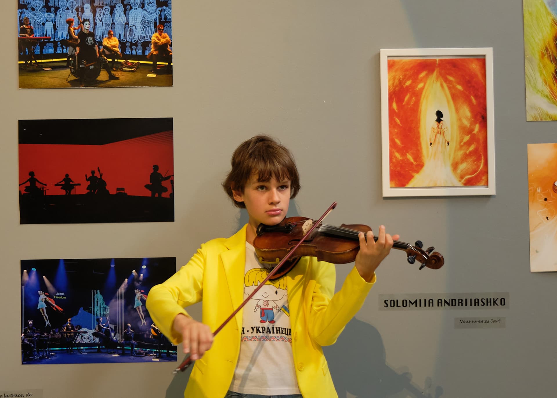 Jeune musicien devant les œuvres de Solomiia Andriiashko