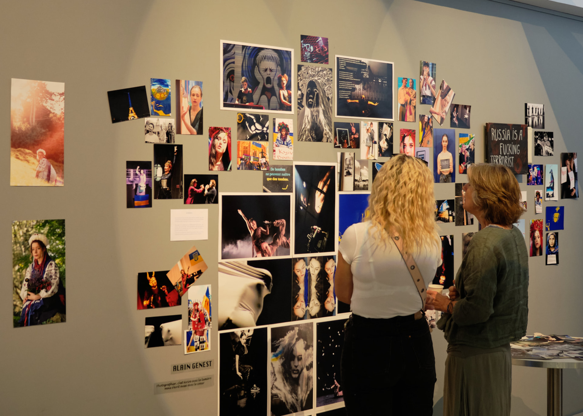 Mur d'images et collages de l'installation collective