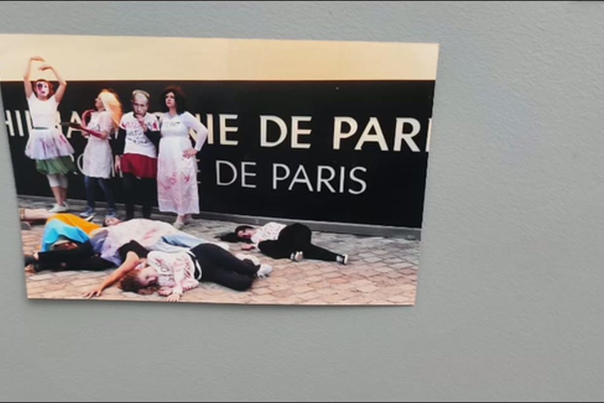 Photographie d'une performance devant la Maison de l'Europe